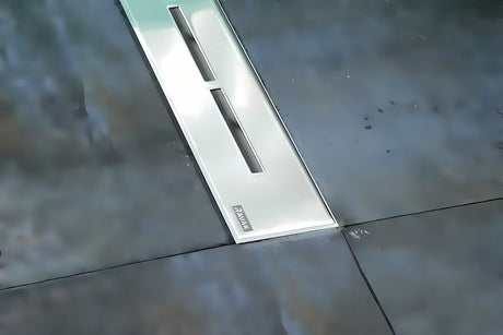 Nerezový sprchový žlab Ravak Runway 105 cm v lesklém provedení pro instalaci do prostoru.