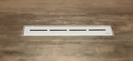 Nerezový sprchový žlab Ravak Runway 105 cm v lesklém provedení pro instalaci do prostoru.
