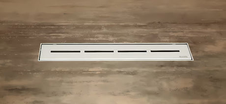 Nerezový sprchový žlab Ravak Runway 85 cm v lesklém provedení pro instalaci do prostoru.