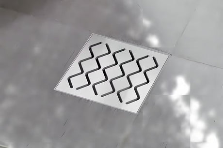 Podlahová vpusť Ravak SN501 s plastovým tělem a nerezovou mřížkou, průměr 10,5 cm.