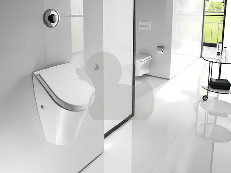 Bílý pisoár Roca Nexo s radarovým senzorem a poklopem SoftClose