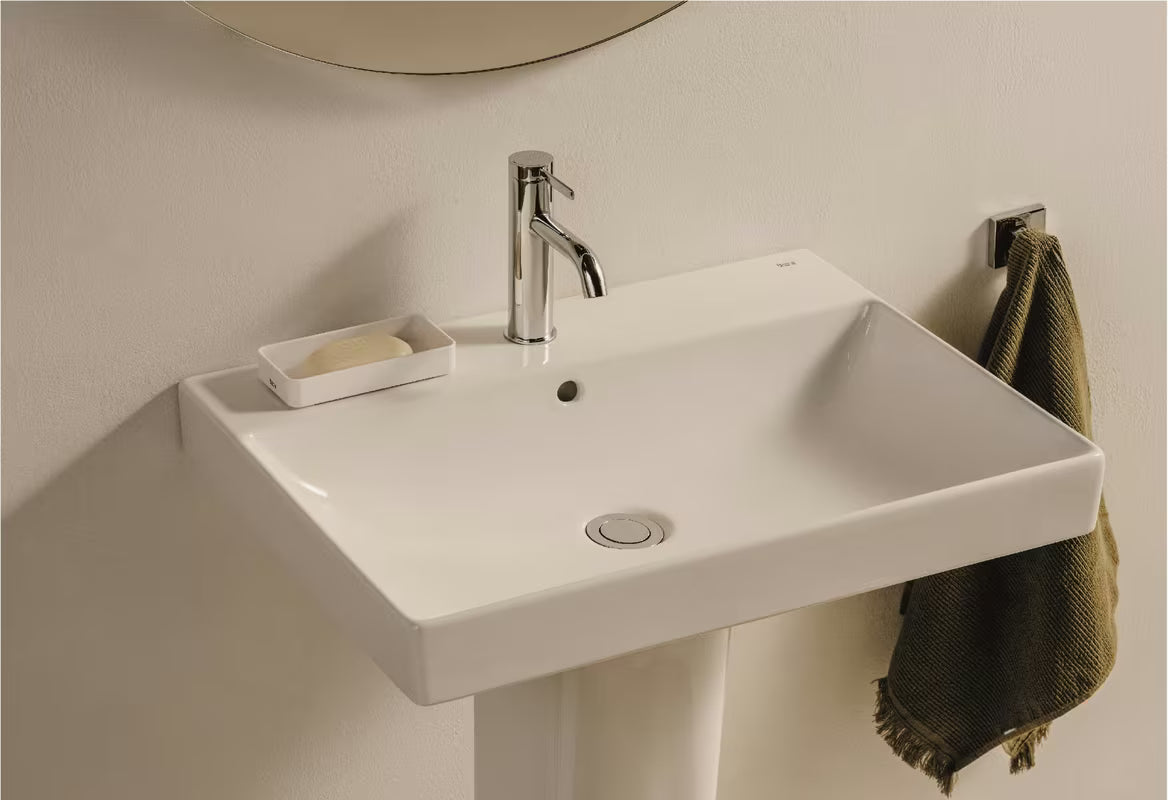 Bílé závěsné umyvadlo Roca Ona 60x46 cm z keramiky Fineceramic® se středovým otvorem pro baterii a přepadem.