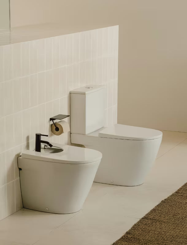 Baltas pastatomas WC pastatomas Roca Ona rimless  su vario nuotekų išvadu ir Roca Rimless® technologija.