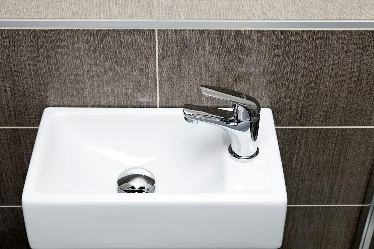 Chromová páková stojánková umyvadlová baterie S-Line Pro bez výpusti v zaobleném designu.