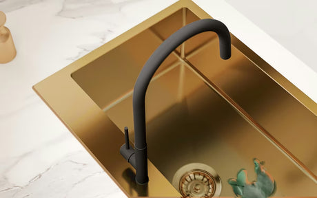 Kuchyňský jednodřez SAT Aurum v provedení gold z kartáčované nerezové oceli pro montáž na pracovní desku.