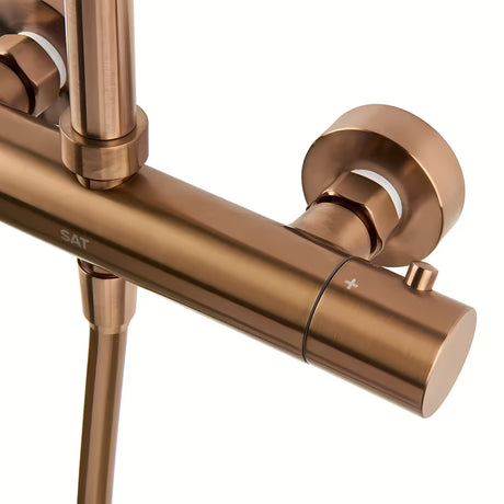 Sprchový systém SAT Aurum s termostatickou baterií v provedení rose gold brushed s hlavovou a ruční sprchou.