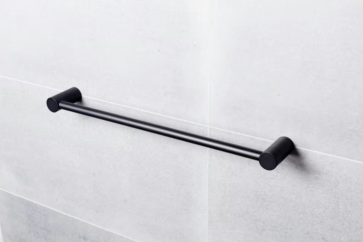 Nástěnný držák ručníků SAT B-Way R v černém provedení s jednoduchým elegantním designem.
