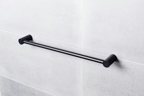 Nástěnný držák ručníků SAT B-Way R v černém provedení s jednoduchým elegantním designem.