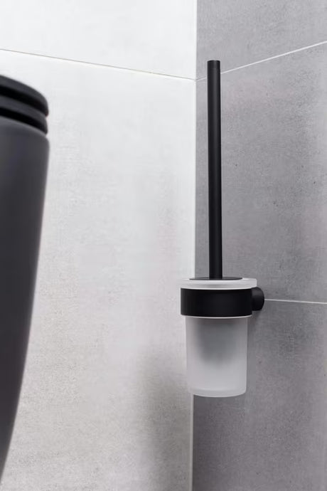 Nástěnná WC štětka SAT B-Way R v matné černé barvě s oblým minimalistickým designem.