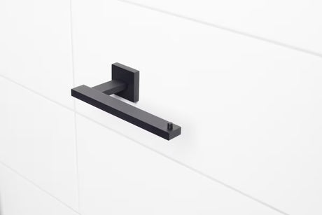 Černý matný držák toaletního papíru SAT B-Way S s hranatým designem pro nástěnnou montáž.