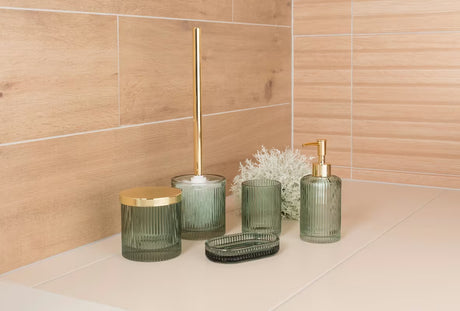 Zelená volně stojící mýdlenka SAT Boho z lesklého skla s jednoduchým elegantním designem.