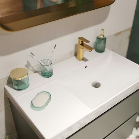 Zelená volně stojící mýdlenka SAT Boho z lesklého skla s jednoduchým elegantním designem.