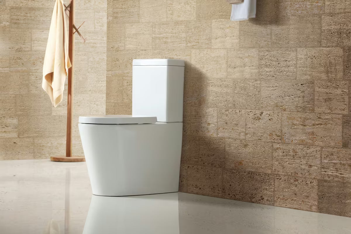 Bílé volně stojící WC kombi SAT Brevis s nádržkou, sedátkem SoftClose a vario odpadem