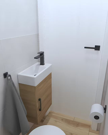 Bílé závěsné umývátko SAT Brevis z keramiky s otvorem pro baterii vpravo a hranatým tvarem.