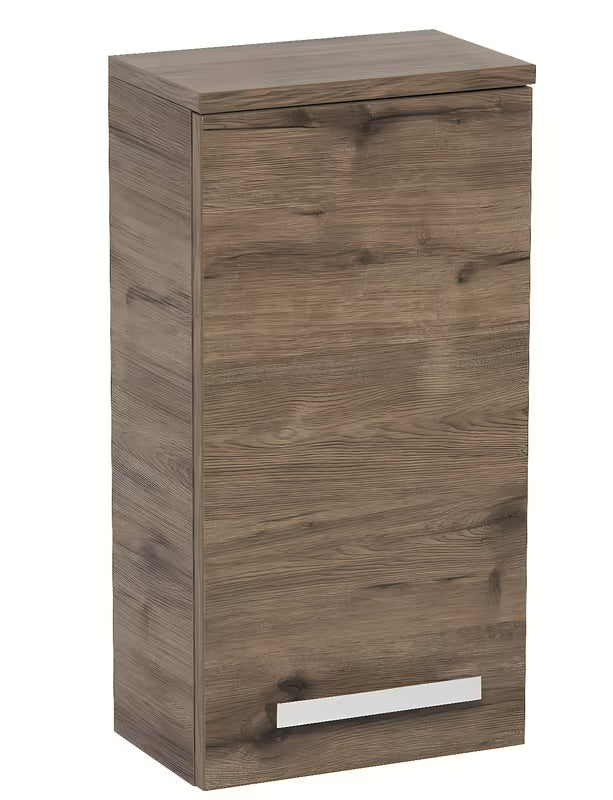 Závěsná koupelnová skříňka SAT Cube Way 32,5 x 20 x 63 cm v dekoru dub wellington s chromovou úchytkou.