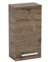 Závěsná koupelnová skříňka SAT Cube Way 32,5 x 20 x 63 cm v dekoru dub wellington s chromovou úchytkou.