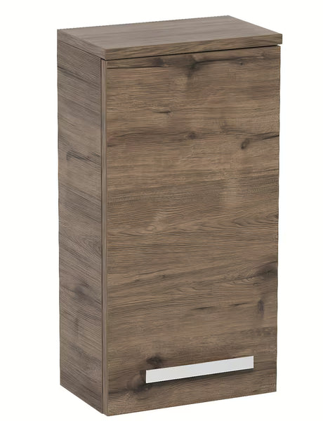 Závěsná koupelnová skříňka SAT Cube Way 32,5 x 20 x 63 cm v dekoru dub wellington s chromovou úchytkou.