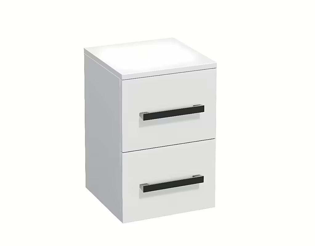 Nízká koupelnová skříňka SAT Cube Way v bílém lesku se dvěma zásuvkami a chromovými úchytkami.