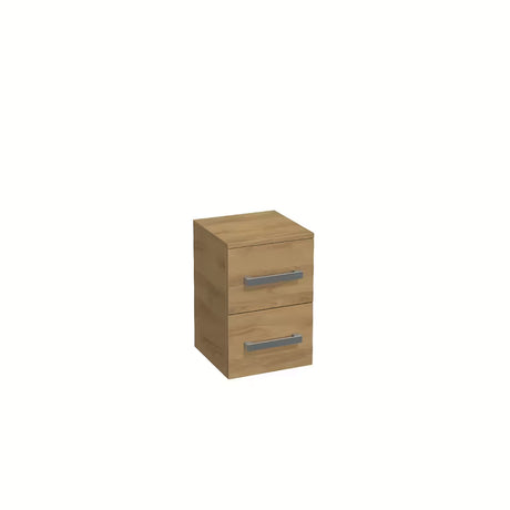 Nízká závěsná koupelnová skříňka SAT Cube Way v dekoru dub hickory s chromovými úchytkami.
