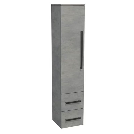 Vysoká závěsná koupelnová skříňka SAT Cube Way v dekoru imitace betonu s chromovými úchytkami.