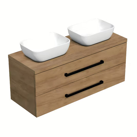 Závěsná koupelnová skříňka SAT Cube Way s krycí deskou v dekoru dub hickory a černými matnými úchytkami.