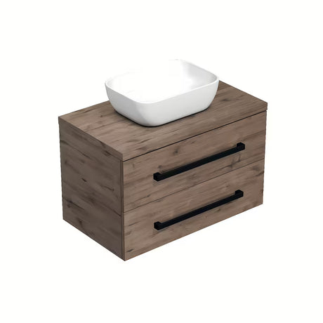 Závěsná koupelnová skříňka SAT Cube Way s krycí deskou v dekoru dub wellington a černými matnými úchytkami.