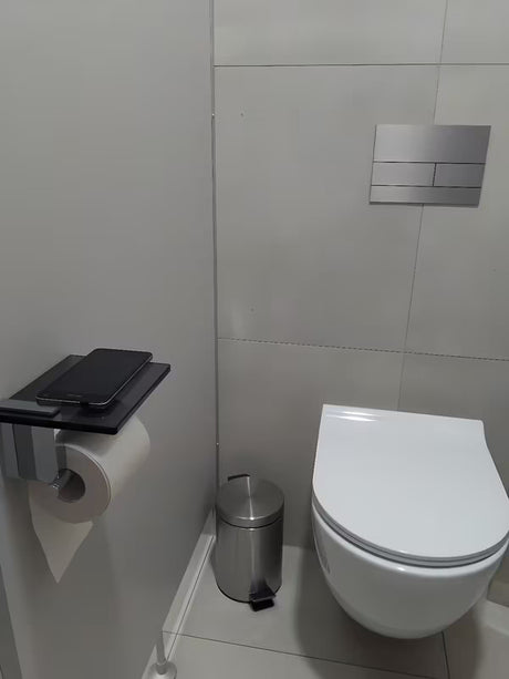 Černý držák toaletního papíru SAT Cube Way s odkládací poličkou z kaleného bezpečnostního skla.