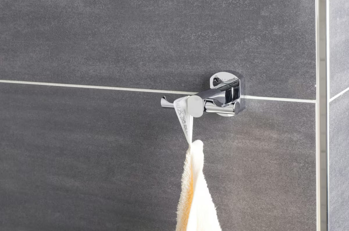 Nástěnný dvojháček SAT Cube Way v chromovém provedení pro zavěšení ručníků, oblečení nebo županu.