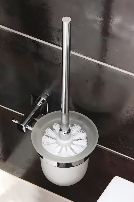 Nástěnná WC štětka SAT Cube Way v chromovém provedení s oblým designem pro moderní koupelnu.