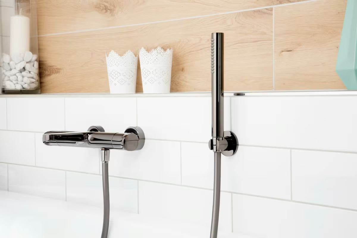 Termostatická nástěnná vanová baterie SAT Dark v matném provedení PVD gun metal bez sprchového setu.