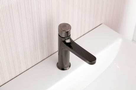 SAT Dark umyvadlová baterie bez výpusti v provedení PVD gun metal se stojánkovou montáží a pákovým ovládáním.