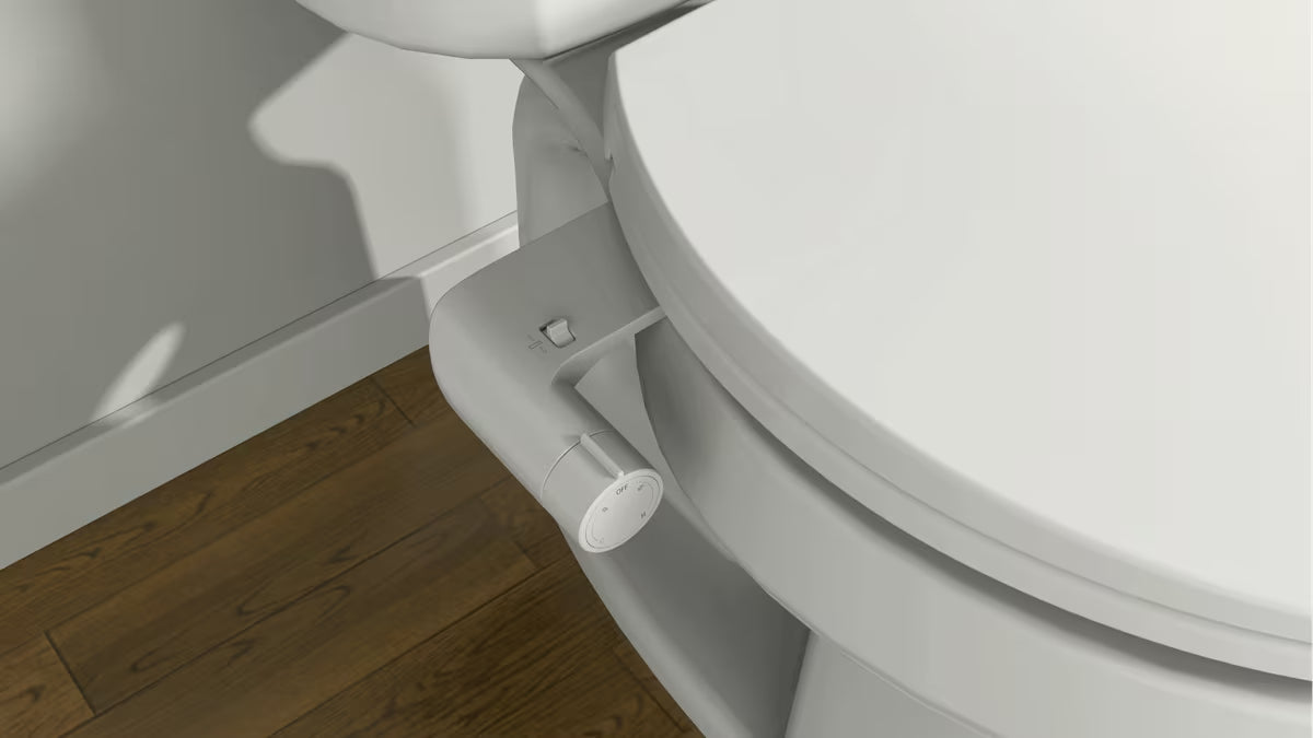Bílé bidetovací podsedátko SAT Easybidet pro instalaci pod WC sedátko bez připojení k elektřině.