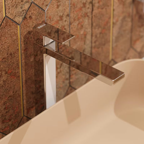 Vysoká stojánková umyvadlová baterie SAT Elements v provedení bílá/chrom bez výpusti.