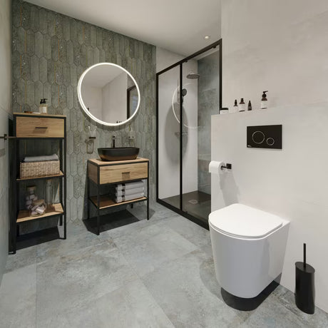 Vysoká páková umyvadlová baterie SAT Elements v černé barvě s chromovými prvky bez výpusti.