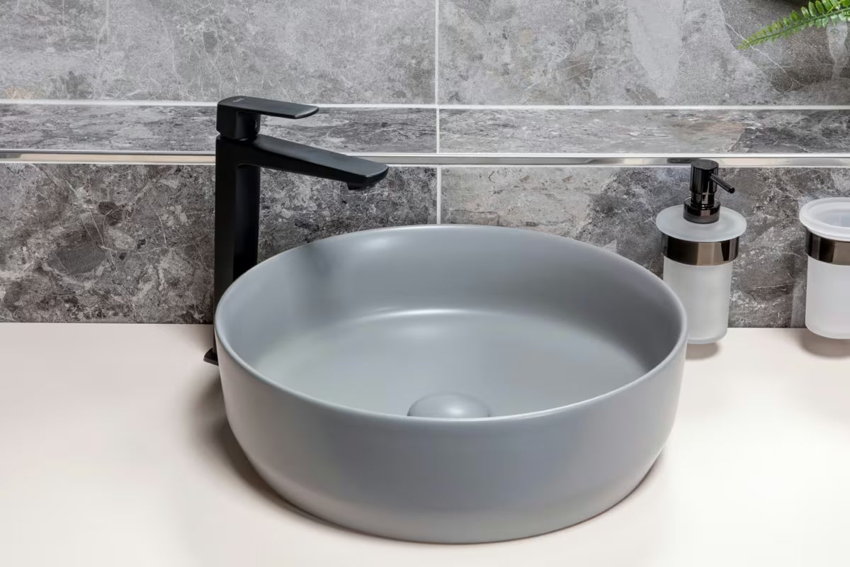 Vysoká umyvadlová baterie SAT Feel v matně černém provedení bez výpusti.