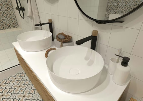 Bílá koupelnová dóza SAT Feel v jednoduchém elegantním designu.
