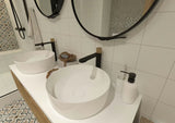 Bílý dávkovač mýdla SAT Feel s moderním designem do koupelny