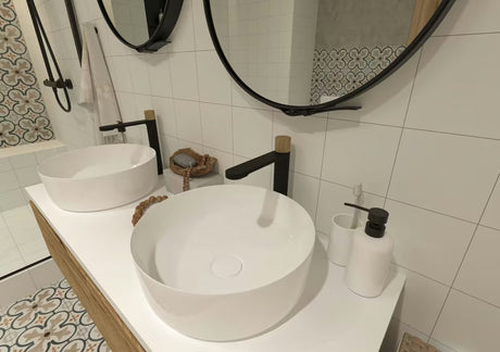 Bílý dávkovač mýdla SAT Feel s moderním designem do koupelny
