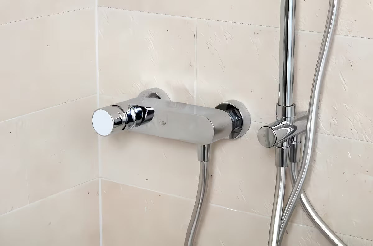 Nástěnná páková sprchová baterie SAT Fusion v chromu s bílou skleněnou pákou