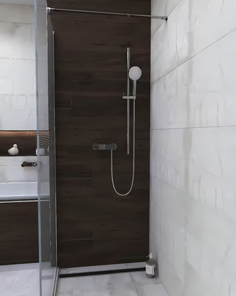 Nástěnná sprchová baterie SAT Fusion s pákou v dekoru tmavého dřeva a mosazným tělem.