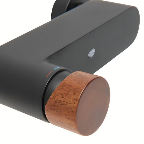 Sprchová páková baterie SAT Fusion s pákou v dekoru tmavého dřeva a mosaznou konstrukcí