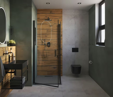 Světle šedá koupelnová předložka SAT Infinitio s hebkým dlouhým vlasem a protiskluzovou spodní vrstvou.