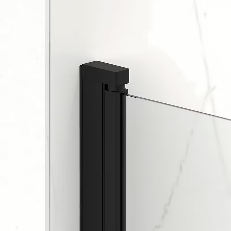 Světle šedá koupelnová předložka SAT Infinitio s hebkým dlouhým vlasem a protiskluzovou spodní vrstvou.