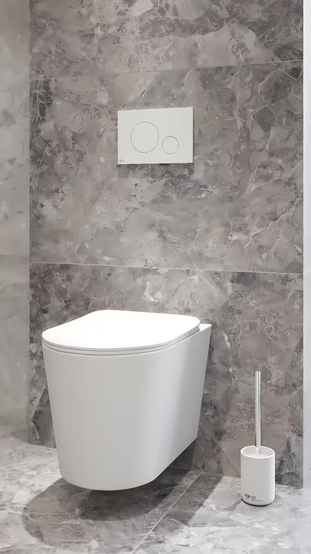 Bílá volně stojící WC štětka SAT Infinitio z pogumované keramiky s matným povrchem