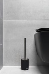 Volně stojící WC štětka SAT Infinitio v černo-matném provedení z pogumované keramiky.