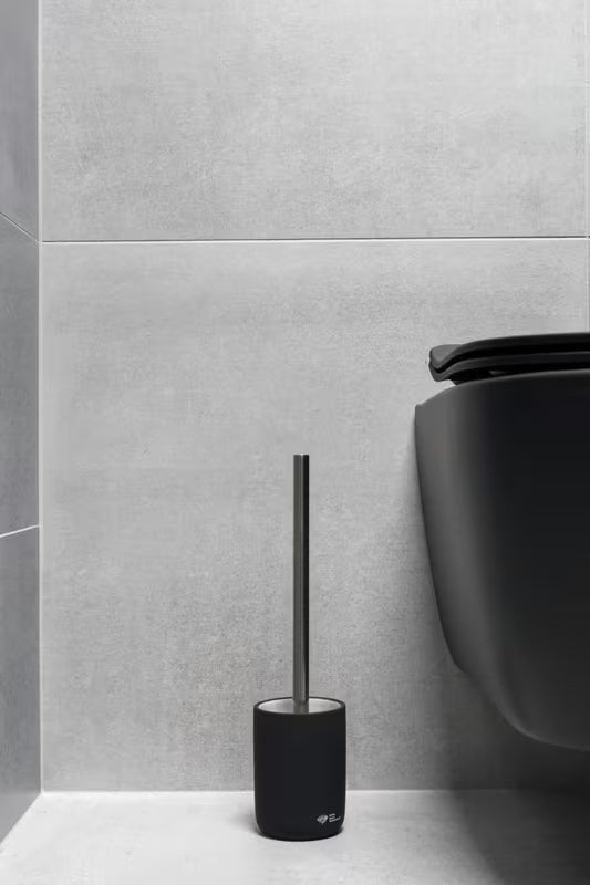 Volně stojící WC štětka SAT Infinitio v černo-matném provedení z pogumované keramiky.