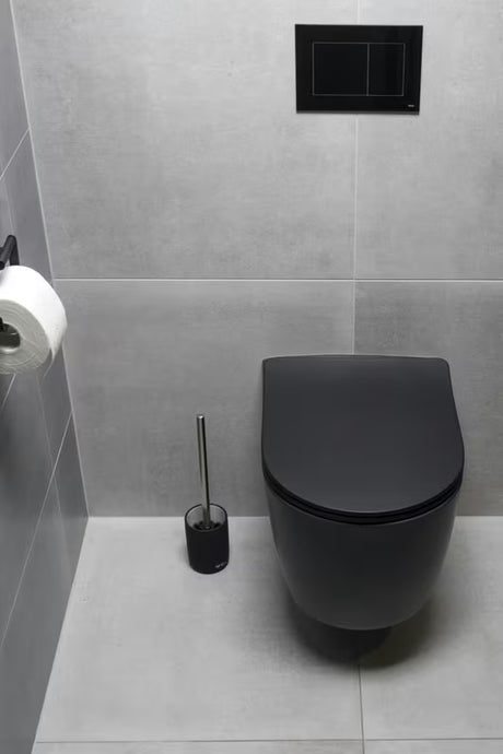 Volně stojící WC štětka SAT Infinitio v černo-matném provedení z pogumované keramiky.