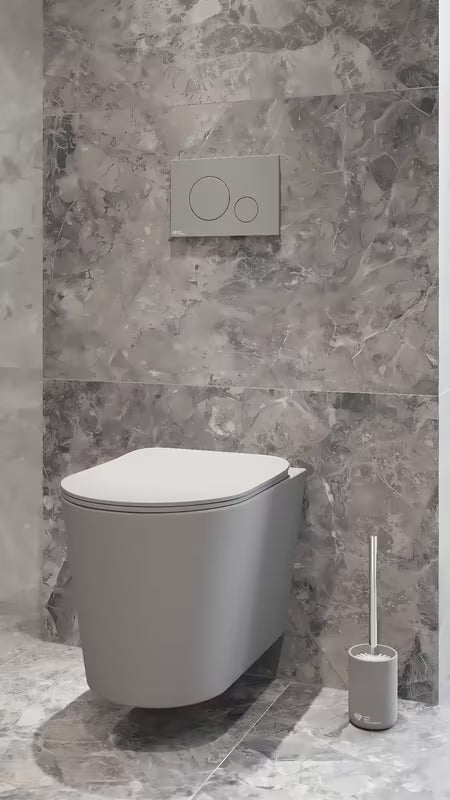 Volně stojící WC štětka SAT Infinitio v šedo-matném provedení z pogumované keramiky.