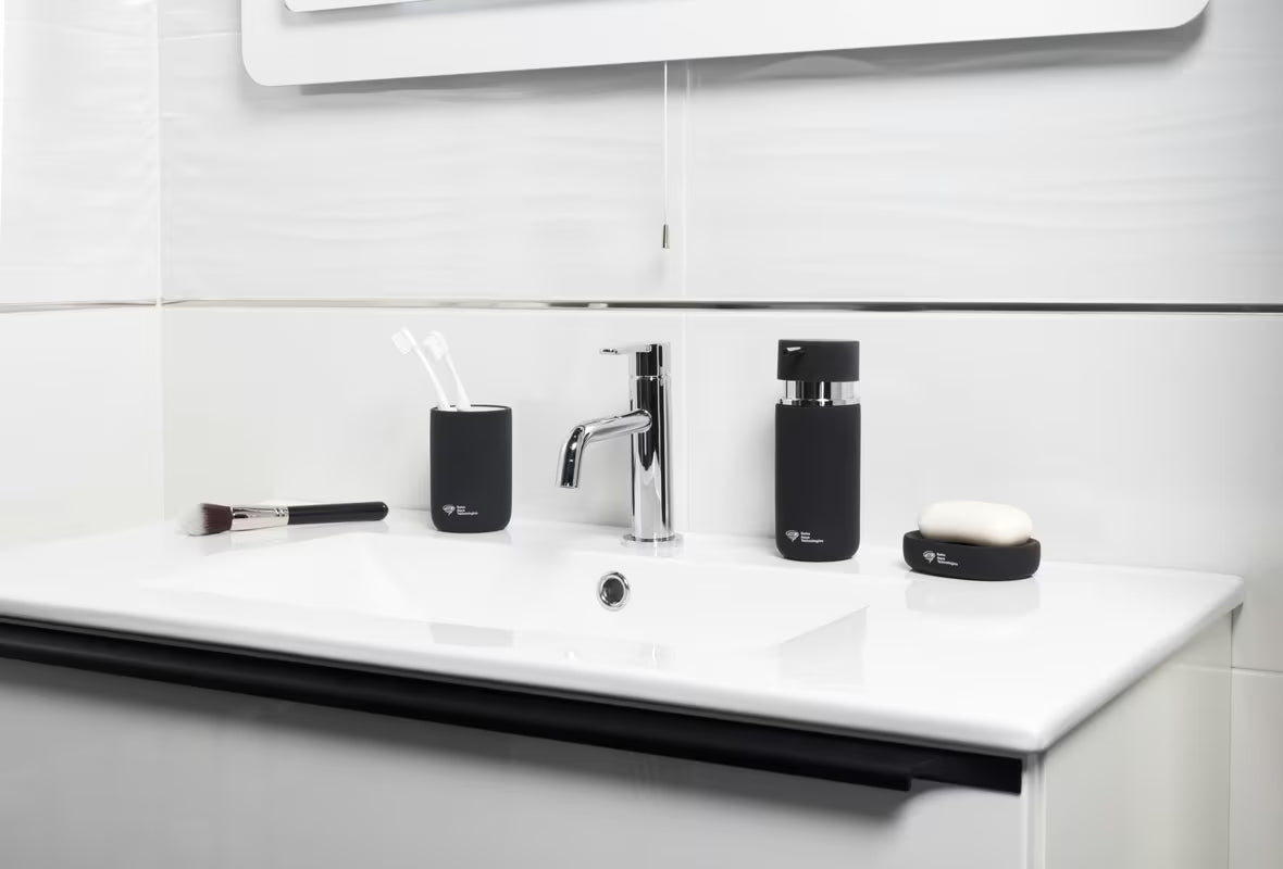 Volně stojící dávkovač tekutého mýdla SAT Infinitio v matné černé barvě z pogumované keramiky.