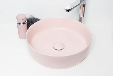 Volně stojící dávkovač tekutého mýdla SAT Infinitio v matně růžové barvě s minimalistickým designem.